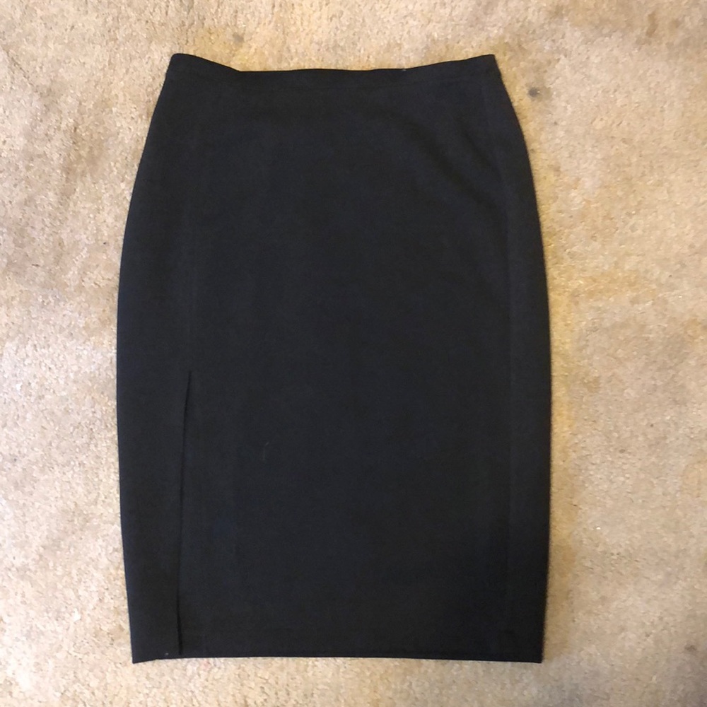 Black slimming skiry with thigh slit